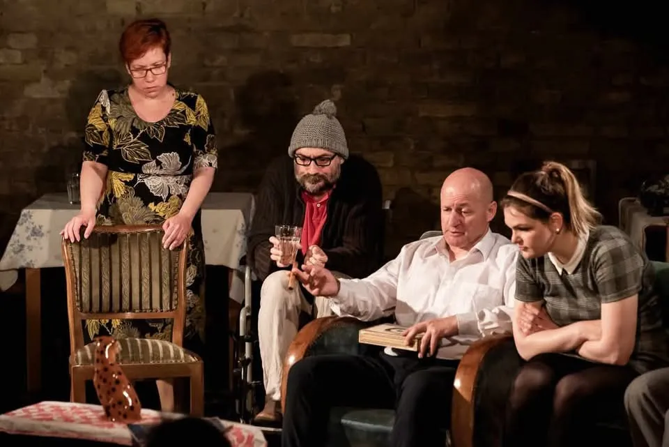 Szegedi Egyetemi Színház (SZESZ): Szakonyi Károly: Adáshiba-komédia - DARABTEMETÉS